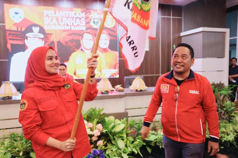 drg Hj Ulfah Nurul Huda Suardi, MARS dilantik secara resmi untuk menahkodai DPD IKA Unhas oleh Wakil Ketua I DPW IKA UNHAS Sulsel Muhammad Iqbal Arifin, di Baruga Singkerru Ada'e Barru, Kamis (30/05/2024).
