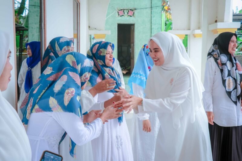 Plt Ketua TP PKK Kabupaten Barru, Ulfah Nurulhuda menghadiri Pengajian Kelompok Majelis Taklim Nurul Huda se Desa Ajakkang, Rabu (5/06/2024).
