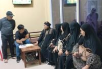 Sekelompok jamaah haji mengadu ke Polres Barru lantaran pihak travel yang memberangkatkan diduga memberi layanan tidak sesuai dijanjikan, Rabu (26/6/2024) malam.