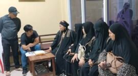 Sekelompok jamaah haji mengadu ke Polres Barru lantaran pihak travel yang memberangkatkan diduga memberi layanan tidak sesuai dijanjikan, Rabu (26/6/2024) malam.