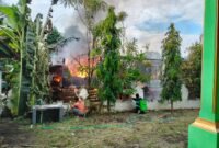 Narasisulsel.id, BARRU - Kebakaran terjadi di Dusun Panrengnge, Desa Siawung, kecamatan Barru, Kabupaten Barru, pada Sabtu (29/6/2024) pagi.