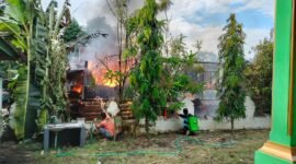 Narasisulsel.id, BARRU - Kebakaran terjadi di Dusun Panrengnge, Desa Siawung, kecamatan Barru, Kabupaten Barru, pada Sabtu (29/6/2024) pagi.