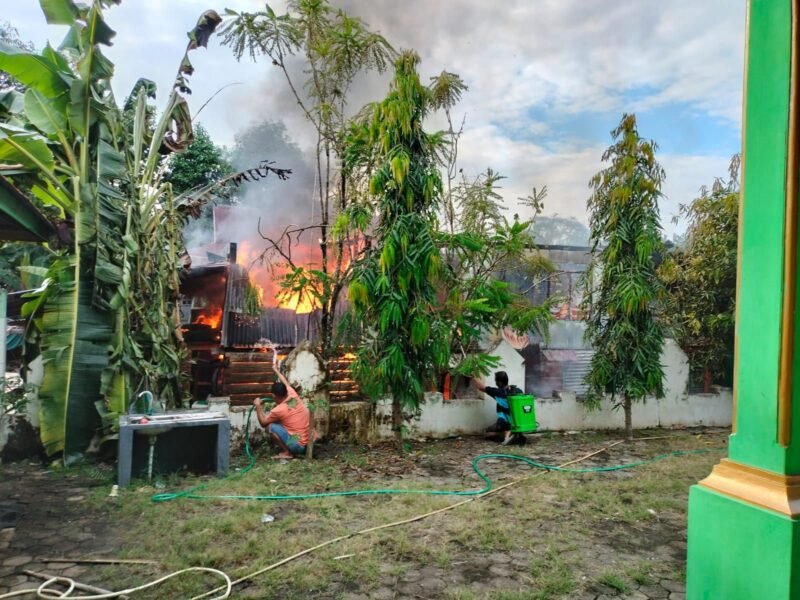 Narasisulsel.id, BARRU - Kebakaran terjadi di Dusun Panrengnge, Desa Siawung, kecamatan Barru, Kabupaten Barru, pada Sabtu (29/6/2024) pagi.