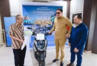 Bupati Barru, Suardi Saleh saat menerima hadiah undian motor di kantor Banksulselbar Barru, Selasa (30/7/2024).