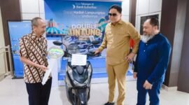 Bupati Barru, Suardi Saleh saat menerima hadiah undian motor di kantor Banksulselbar Barru, Selasa (30/7/2024).
