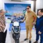Bupati Barru, Suardi Saleh saat menerima hadiah undian motor di kantor Banksulselbar Barru, Selasa (30/7/2024).