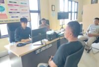 Korban saat melaporkan pelaku dugaan penipuan di Polres Soppeng, Selasa (2/7/2024).