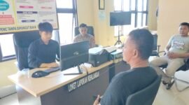 Korban saat melaporkan pelaku dugaan penipuan di Polres Soppeng, Selasa (2/7/2024).