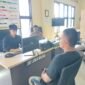 Korban saat melaporkan pelaku dugaan penipuan di Polres Soppeng, Selasa (2/7/2024).