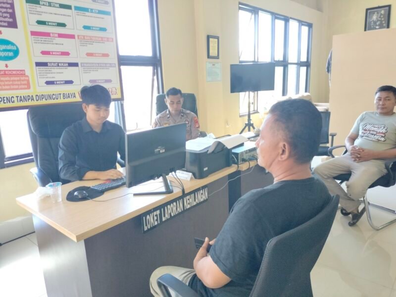 Korban saat melaporkan pelaku dugaan penipuan di Polres Soppeng, Selasa (2/7/2024).