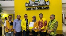 Wakil Ketua Umum DPP Golkar, Ahmad Doli Kurnia saat menyerahkan surat rekomendasi ke bakal calon bupati dan wakil bupati Barru, Andi Ina Kartika - Abustan di Jakarta, pada Rabu (7/8/2024) sore.