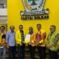 Wakil Ketua Umum DPP Golkar, Ahmad Doli Kurnia saat menyerahkan surat rekomendasi ke bakal calon bupati dan wakil bupati Barru, Andi Ina Kartika - Abustan di Jakarta, pada Rabu (7/8/2024) sore.