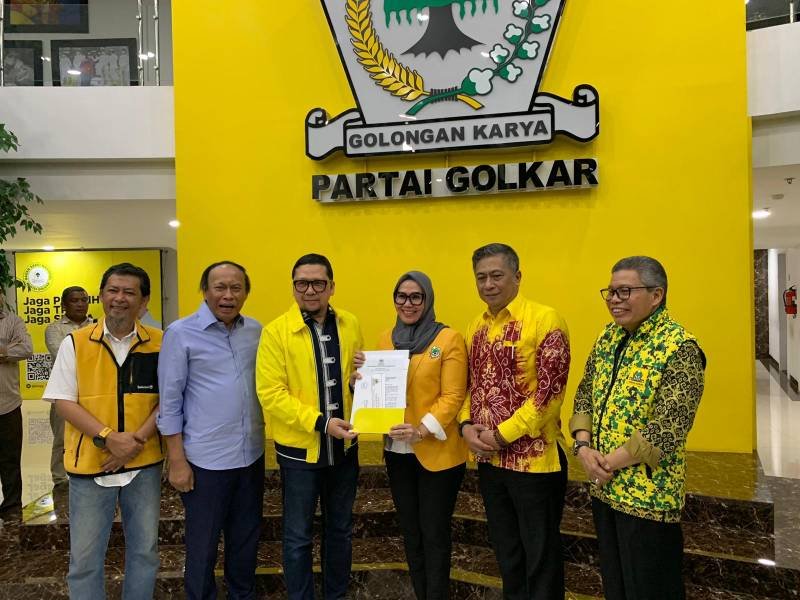 Wakil Ketua Umum DPP Golkar, Ahmad Doli Kurnia saat menyerahkan surat rekomendasi ke bakal calon bupati dan wakil bupati Barru, Andi Ina Kartika - Abustan di Jakarta, pada Rabu (7/8/2024) sore.