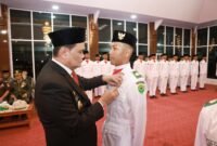 Bupati Barru, Suardi Saleh saat mengukuhkan anggota Paskibra di Baruga Singkerru Ada'e, Barru, Kamis (15/8/2024).