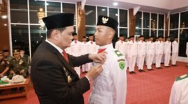 Bupati Barru, Suardi Saleh saat mengukuhkan anggota Paskibra di Baruga Singkerru Ada'e, Barru, Kamis (15/8/2024).