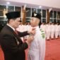 Bupati Barru, Suardi Saleh saat mengukuhkan anggota Paskibra di Baruga Singkerru Ada'e, Barru, Kamis (15/8/2024).