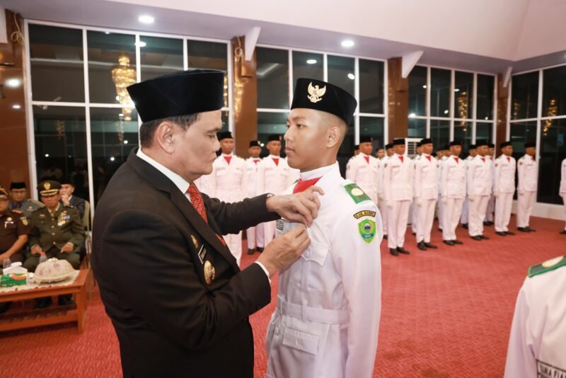 Bupati Barru, Suardi Saleh saat mengukuhkan anggota Paskibra di Baruga Singkerru Ada'e, Barru, Kamis (15/8/2024).