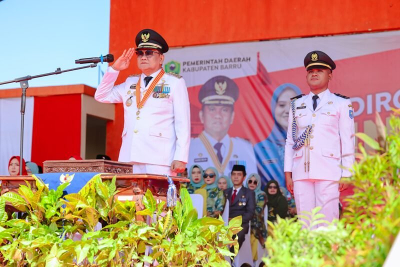 Upacara peringatan detik-detik Proklamasi Hari Ulang Tahun (HUT) Kemerdekaan Republik Indonesia Ke-79 Tahun 2024 Tingkat Kabupaten Barru berlangsung sukses dan khidmat di lapangan Sumpang Binangae, Kecamatan Barru, pada Sabtu (17/8/2024).