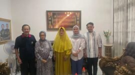 Bakal Calon Bupati Barru 2024-2029 drg Ulfah Nurul Huda Suardi, MARS bertamu (sowan) ke keluarga besar H Andi Pamadengrukka Mappanyompa Bupati Barru periode 1985-1995 di Makassar, Senin (26/08/2024).