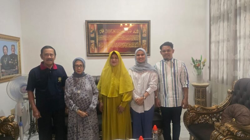 Bakal Calon Bupati Barru 2024-2029 drg Ulfah Nurul Huda Suardi, MARS bertamu (sowan) ke keluarga besar H Andi Pamadengrukka Mappanyompa Bupati Barru periode 1985-1995 di Makassar, Senin (26/08/2024).
