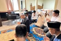 Anregurutta Prof Dr H Faried Wajedy MA saat memimpin doa untuk bakal calon bupati dan wakil bupati Barru, dokter Ulfah - MHG, Selasa (27/8/2024)