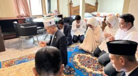 Anregurutta Prof Dr H Faried Wajedy MA saat memimpin doa untuk bakal calon bupati dan wakil bupati Barru, dokter Ulfah - MHG, Selasa (27/8/2024)