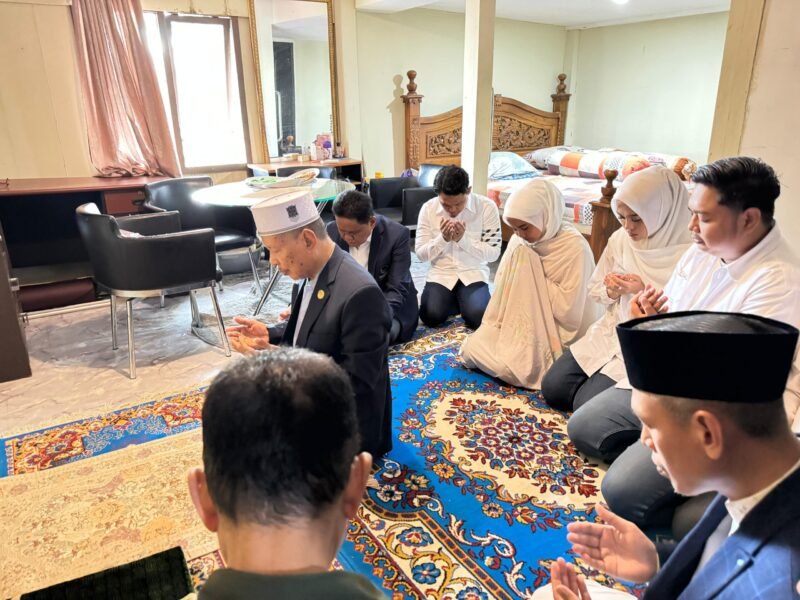 Anregurutta Prof Dr H Faried Wajedy MA saat memimpin doa untuk bakal calon bupati dan wakil bupati Barru, dokter Ulfah - MHG, Selasa (27/8/2024)