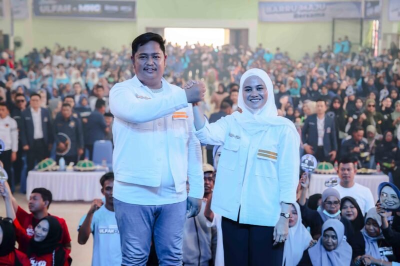 Dokter Ulfah - MHG bersama ribuan pendukungnya.