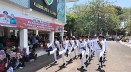 Santri Madrasah Aliyah (MA) putra DDI Mangkoso kembali tampil memukau pada kegiatan lomba gerak jalan di HUT ke-79 RI di Kabupaten Barru, Sulsel, Kamis (15/8/2024).