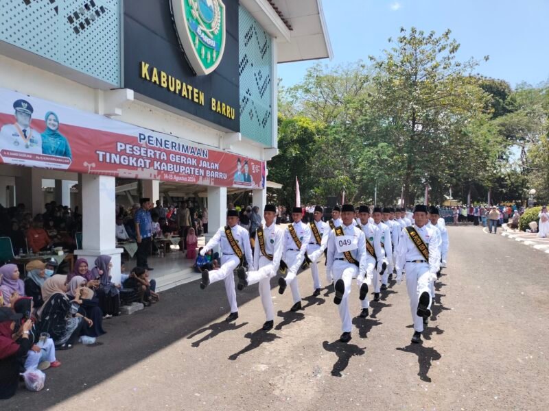 Santri Madrasah Aliyah (MA) putra DDI Mangkoso kembali tampil memukau pada kegiatan lomba gerak jalan di HUT ke-79 RI di Kabupaten Barru, Sulsel, Kamis (15/8/2024).