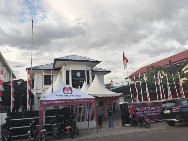 Suasana kantor KPU Barru jelang pendaftaran pasangan calon bupati dan wakil bupati Barru, Senin (26/8/2024)