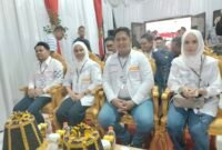 Ulfah - MHG bersama rombongan saat mendaftar di kantor KPU Barru, Selasa (27/8/2024).