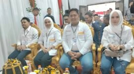 Ulfah - MHG bersama rombongan saat mendaftar di kantor KPU Barru, Selasa (27/8/2024).