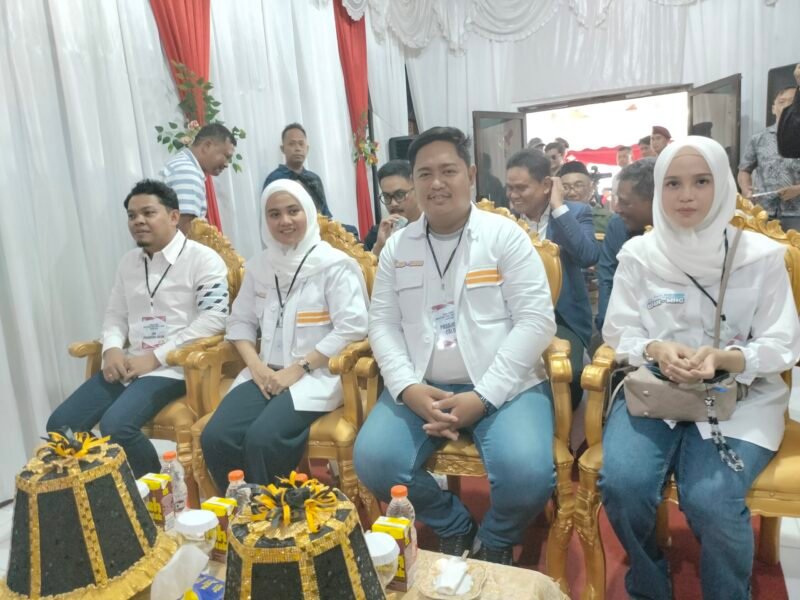 Ulfah - MHG bersama rombongan saat mendaftar di kantor KPU Barru, Selasa (27/8/2024).