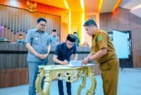 Ketua DPRD Barru, Lukman T bersama Bupati Barru Suardi Saleh, bersepakat melakukan penandatanganan nota kesepahaman atau MoU (Memorandum of Understanding) untuk mengesahkan Anggaran Pendapatan dan Belanja Daerah( APBD) Perubahan 2024, Selasa(27/8/2024).