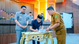 Ketua DPRD Barru, Lukman T bersama Bupati Barru Suardi Saleh, bersepakat melakukan penandatanganan nota kesepahaman atau MoU (Memorandum of Understanding) untuk mengesahkan Anggaran Pendapatan dan Belanja Daerah( APBD) Perubahan 2024, Selasa(27/8/2024).