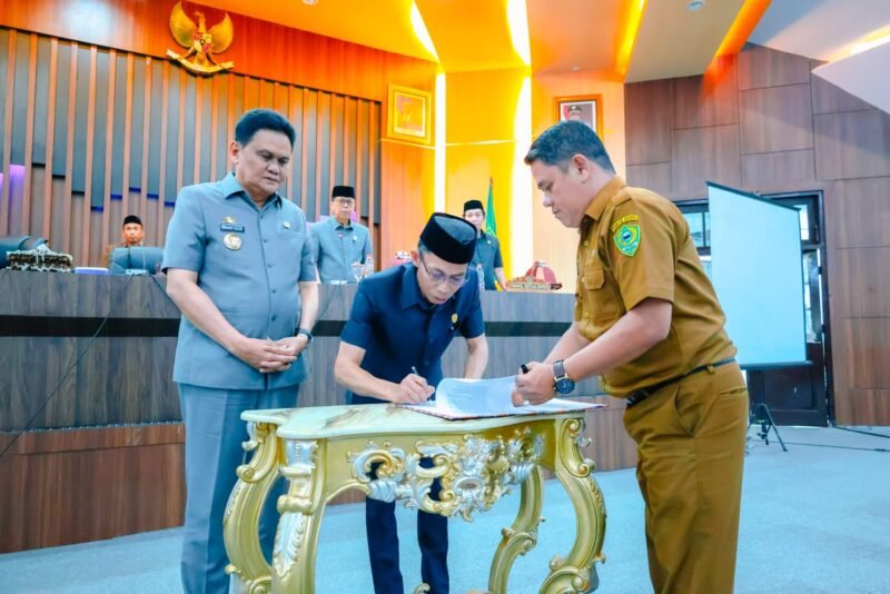 Ketua DPRD Barru, Lukman T bersama Bupati Barru Suardi Saleh, bersepakat melakukan penandatanganan nota kesepahaman atau MoU (Memorandum of Understanding) untuk mengesahkan Anggaran Pendapatan dan Belanja Daerah( APBD) Perubahan 2024, Selasa(27/8/2024).