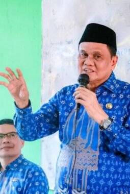 Suardi Saleh Rapat Komite Dengan UPTD SMPN 7 Barru, Salurkan Bantuan BOSDA