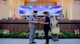 Bupati Barru, Suardi Saleh menyerahkan Rancangan Peraturan Daerah (Ranperda) Perubahan Anggaran Pendapatan dan Belanja Daerah (APBD) Kabupaten Barru Tahun Anggaran (TA) 2024 di ruang rapat DPRD Kabupaten Barru pada Jumat (30/08/2024).