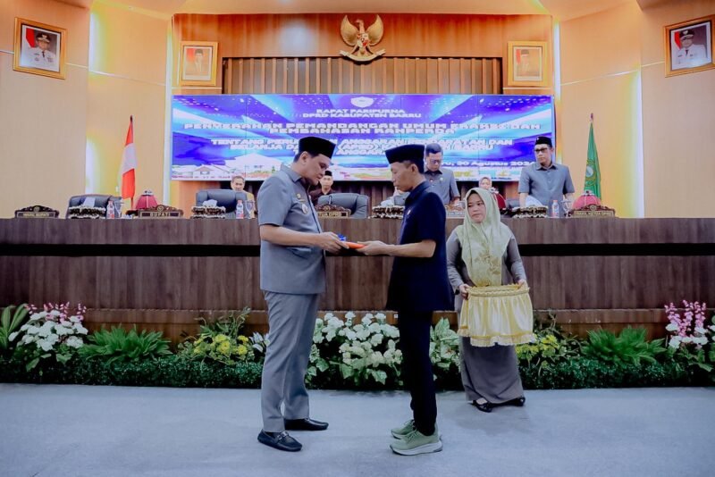 Bupati Barru, Suardi Saleh menyerahkan Rancangan Peraturan Daerah (Ranperda) Perubahan Anggaran Pendapatan dan Belanja Daerah (APBD) Kabupaten Barru Tahun Anggaran (TA) 2024 di ruang rapat DPRD Kabupaten Barru pada Jumat (30/08/2024).