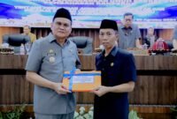 Ketua DPRD Barru saat menerima Ranperda 2024 dari Bupati Barru, Suardi Saleh, Jumat (30/08/2024).