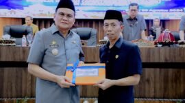 Ketua DPRD Barru saat menerima Ranperda 2024 dari Bupati Barru, Suardi Saleh, Jumat (30/08/2024).