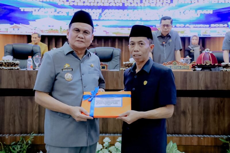 Ketua DPRD Barru saat menerima Ranperda 2024 dari Bupati Barru, Suardi Saleh, Jumat (30/08/2024).