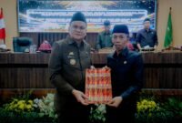 Bupati Barru Suardi Saleh, bersama Ketua DPRD Barru, Lukman T telah menandatangani persetujuan dan pengambilan keputusan terhadap Ranperda tentang perubahan Anggaran Pendapatan dan Belanja Daerah (APBD), Senin (2/9/2024).