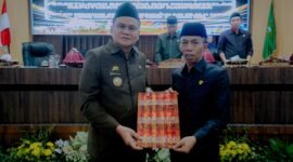 Bupati Barru Suardi Saleh, bersama Ketua DPRD Barru, Lukman T telah menandatangani persetujuan dan pengambilan keputusan terhadap Ranperda tentang perubahan Anggaran Pendapatan dan Belanja Daerah (APBD), Senin (2/9/2024).