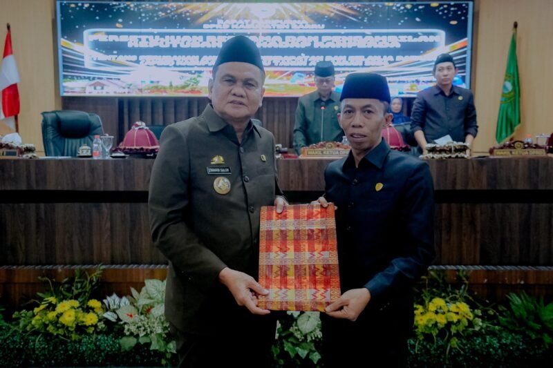Bupati Barru Suardi Saleh, bersama Ketua DPRD Barru, Lukman T telah menandatangani persetujuan dan pengambilan keputusan terhadap Ranperda tentang perubahan Anggaran Pendapatan dan Belanja Daerah (APBD), Senin (2/9/2024).