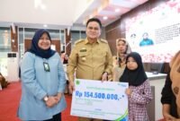 Bupati Barru, Suardi Saleh saat secara simbolis bantuan peningkatan kualitas RTLH santunan JKM BPJS Ketenagakerjaan di Baruga Singkeru Ada'e Rujab Bupati Barru, Selasa (30/09/2024).