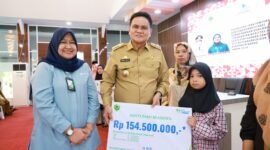 Bupati Barru, Suardi Saleh saat secara simbolis bantuan peningkatan kualitas RTLH santunan JKM BPJS Ketenagakerjaan di Baruga Singkeru Ada'e Rujab Bupati Barru, Selasa (30/09/2024).