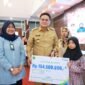 Bupati Barru, Suardi Saleh saat secara simbolis bantuan peningkatan kualitas RTLH santunan JKM BPJS Ketenagakerjaan di Baruga Singkeru Ada'e Rujab Bupati Barru, Selasa (30/09/2024).