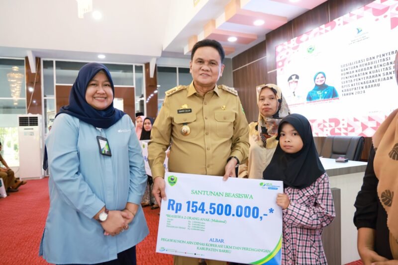 Bupati Barru, Suardi Saleh saat secara simbolis bantuan peningkatan kualitas RTLH santunan JKM BPJS Ketenagakerjaan di Baruga Singkeru Ada'e Rujab Bupati Barru, Selasa (30/09/2024).